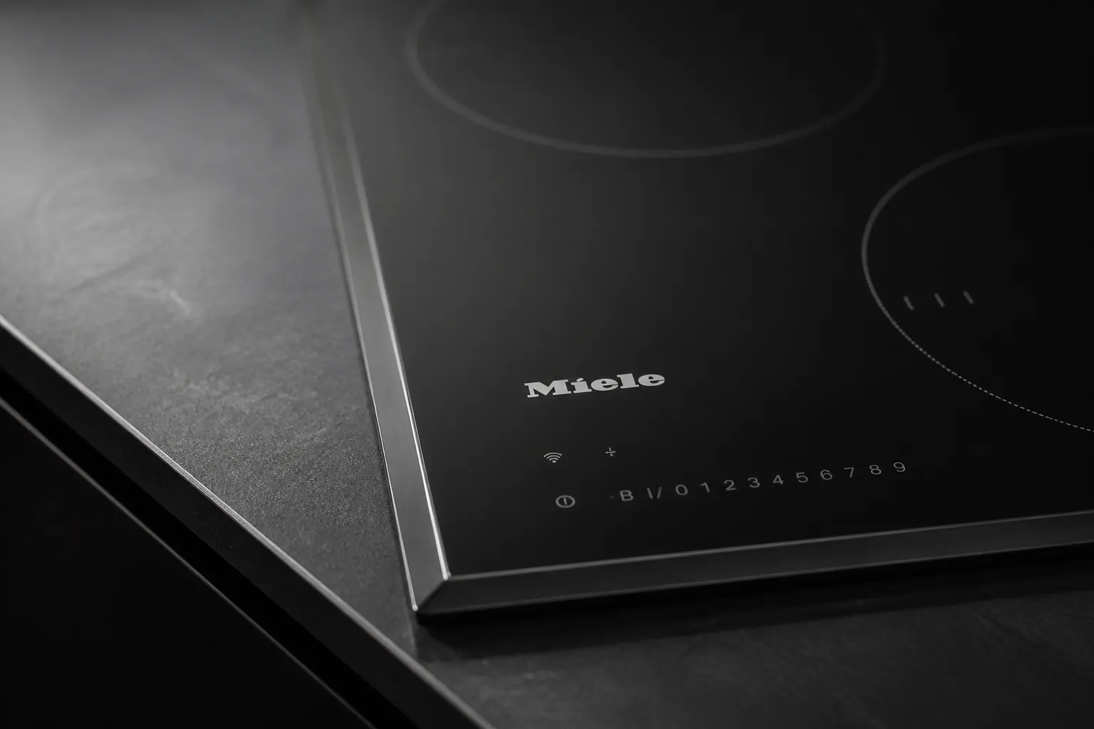 Индукционная варочная панель Miele из черного стекла