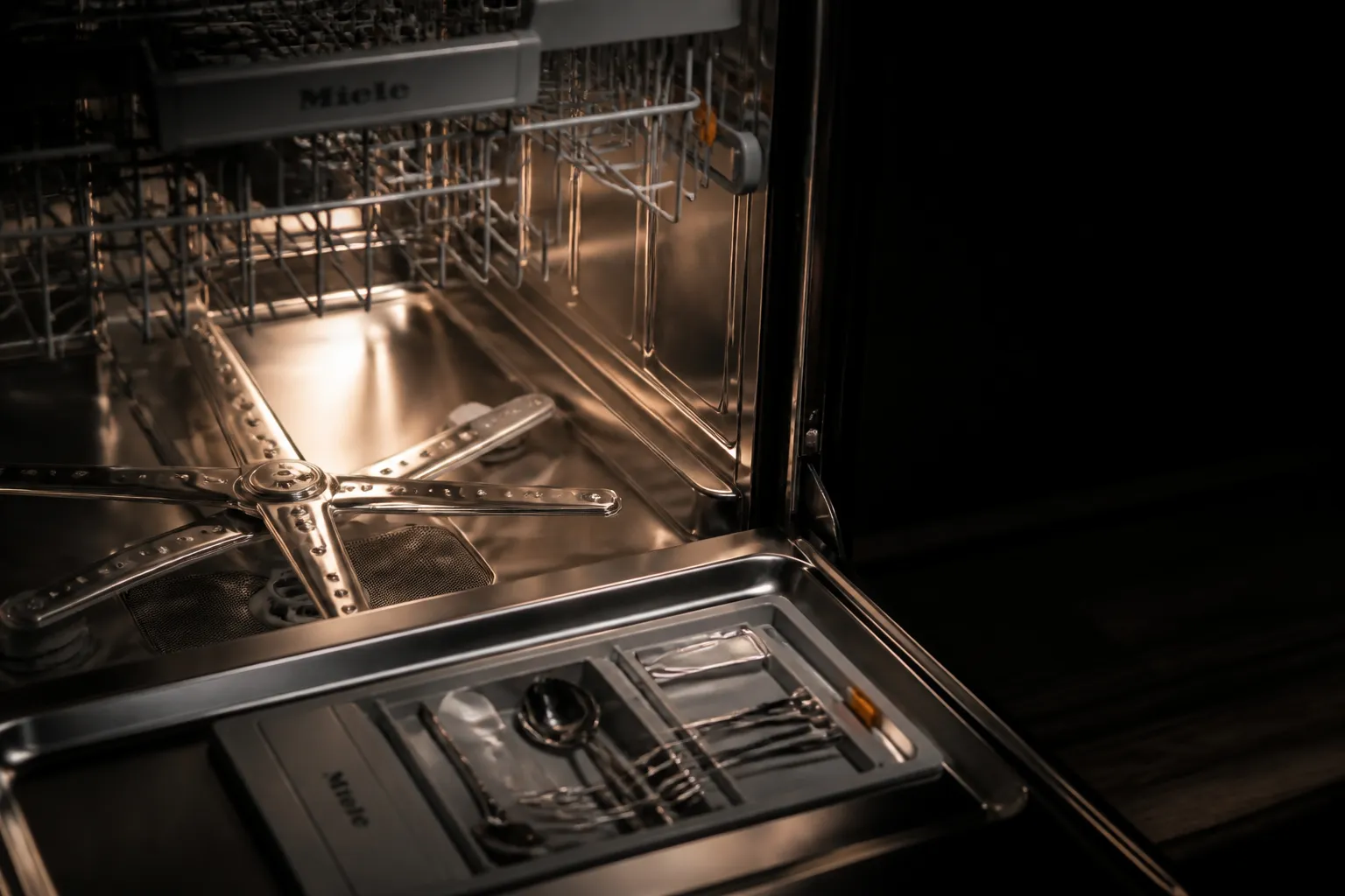 Внутреннее отделение посудомоечной машины Miele